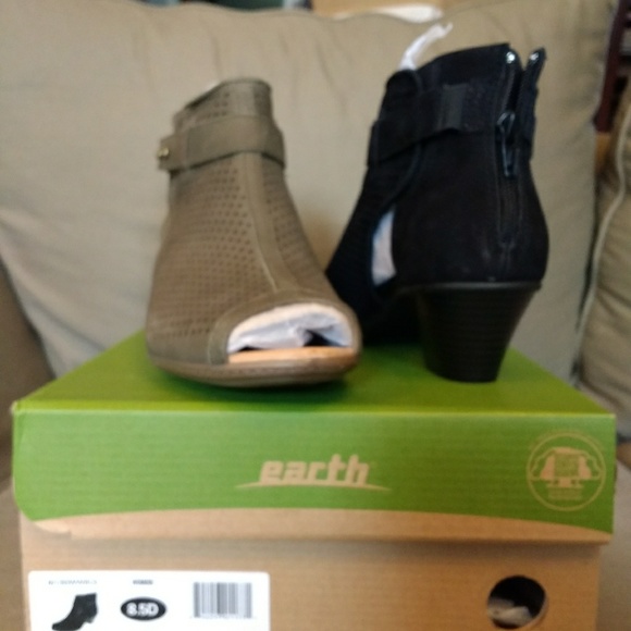 2 pairs of Earth Brand Intrepid WIDE Soft Buck - Picture 3 of 5